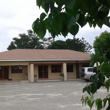 Larissa Hotel Maun ภายนอก รูปภาพ