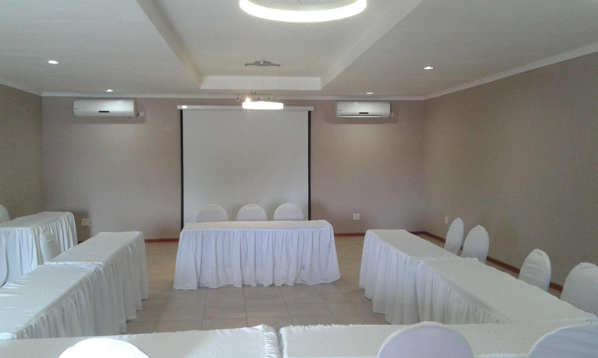 Larissa Hotel Maun ภายนอก รูปภาพ