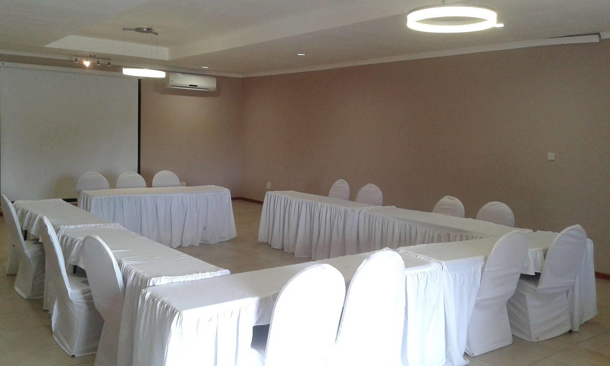 Larissa Hotel Maun ภายนอก รูปภาพ