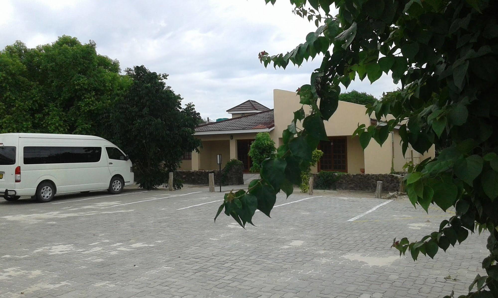 Larissa Hotel Maun ภายนอก รูปภาพ
